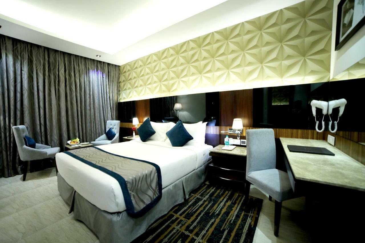 Rg Royal Hotel Bangalore Exterior foto